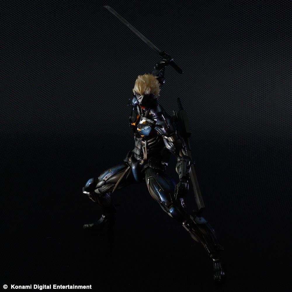 La figurine de Raiden prend la pose