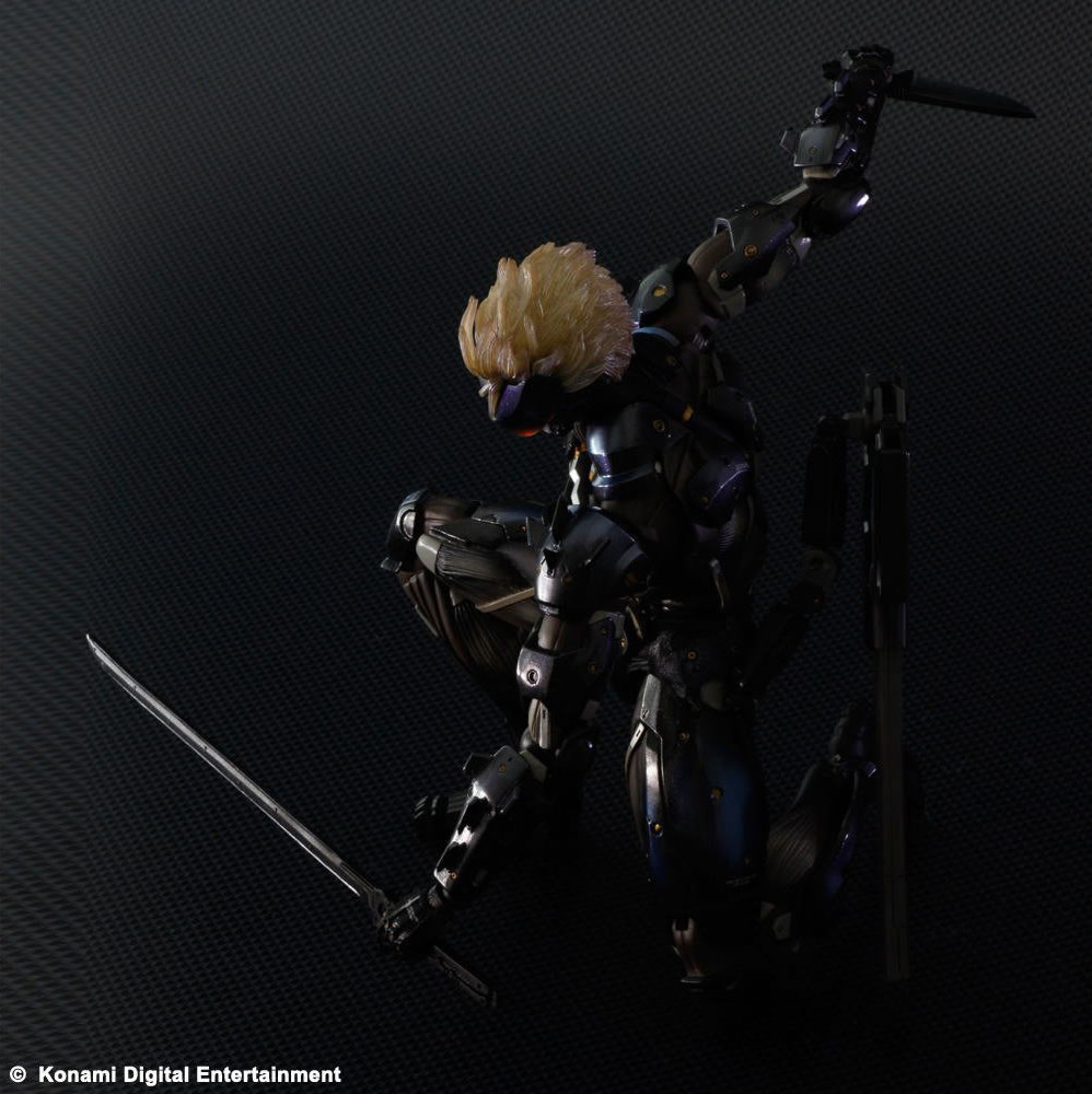 La figurine de Raiden prend la pose