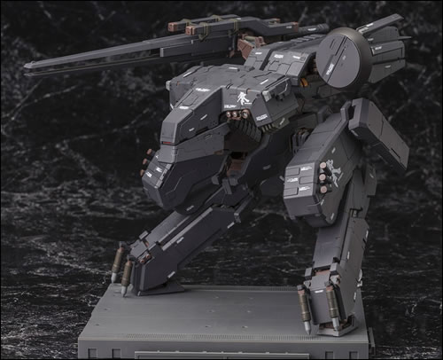 Un Metal Gear Rex noir chez Kotobukiya, sign Yoji Shinkawa