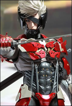 Raiden voit rouge avec une nouvelle figurine Hot Toys 'Inferno Armor Version'