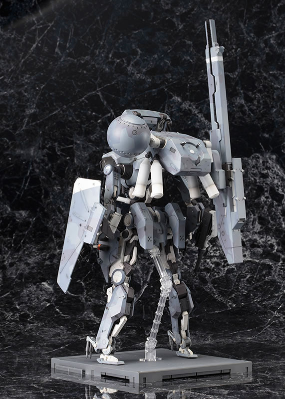 Le Metal Gear Sahelanthropus de Kotobukiya dat avec un poster de Yoji Shinkawa