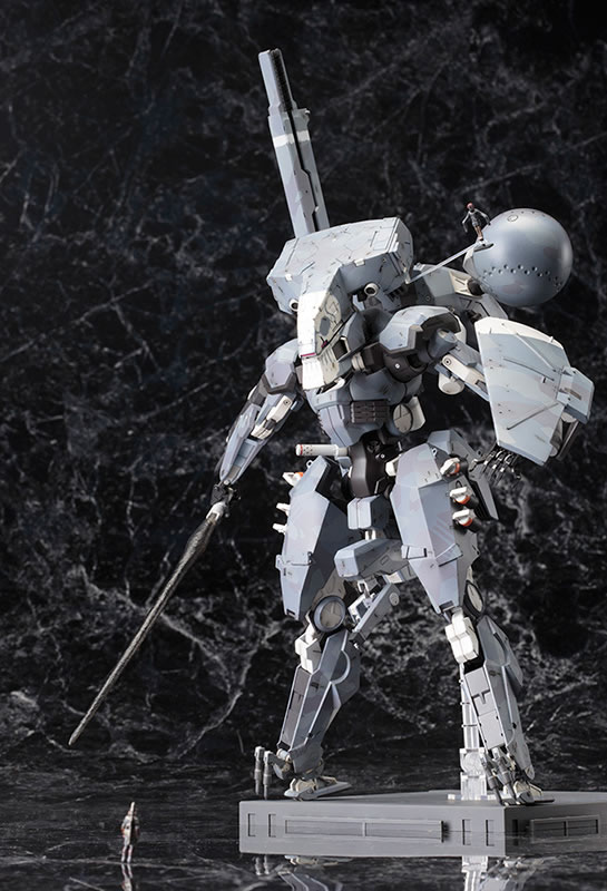 Le Metal Gear Sahelanthropus de Kotobukiya dat avec un poster de Yoji Shinkawa