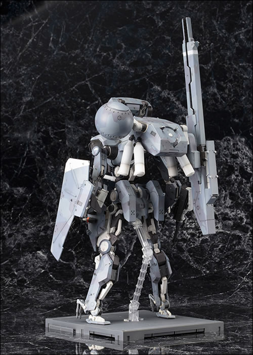 Le Metal Gear Sahelanthropus de Kotobukiya dat avec un poster de Yoji Shinkawa