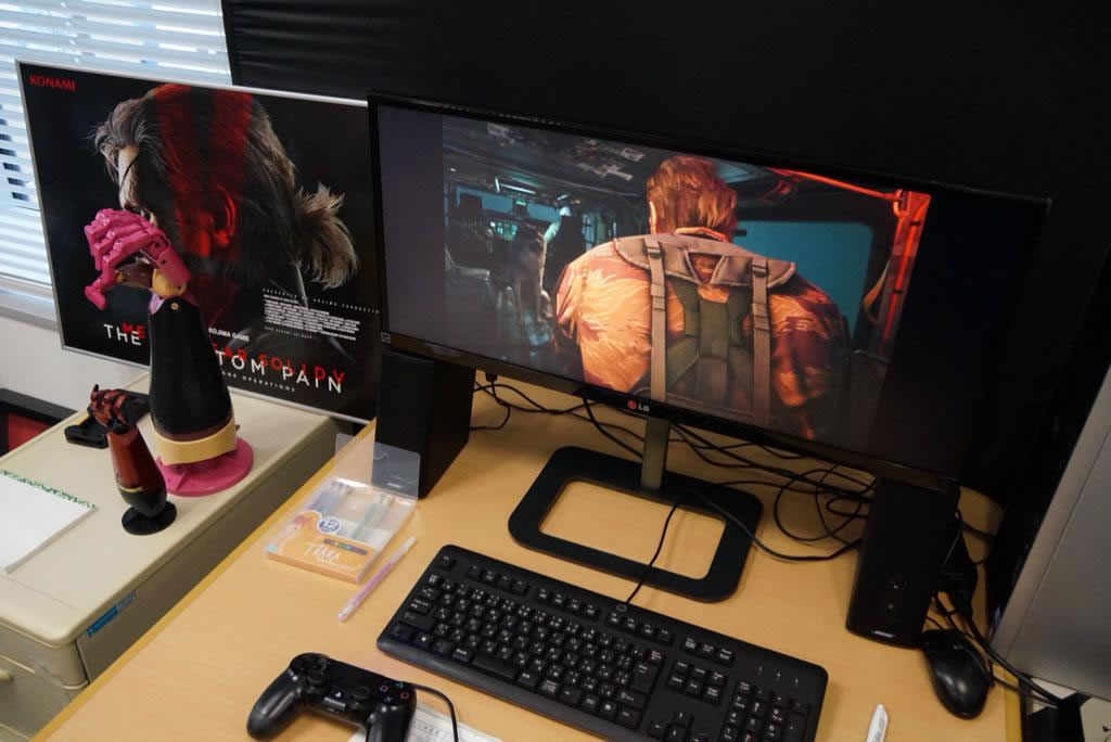 Metal Gear Solid V : Un coup de peinture pour lhlicoptre de Snake et sa Mother Base