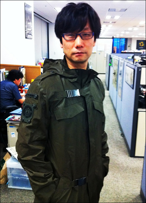 Hideo Kojima s'habille Peace Walker