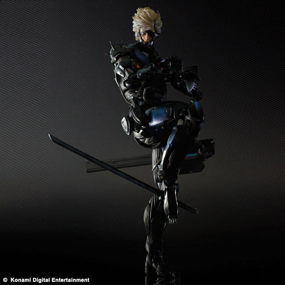 La figurine de Raiden prend la pose