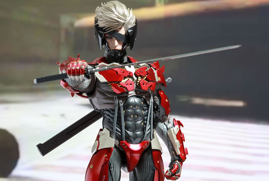 Raiden voit rouge avec une nouvelle figurine Hot Toys 'Inferno Armor Version'