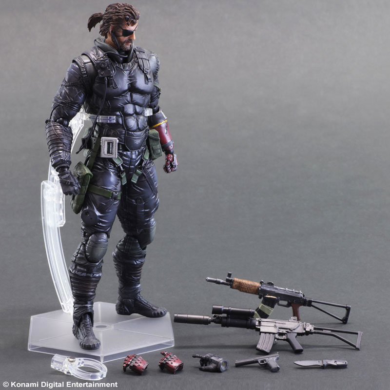 Des photos et un prix pour la figurine Play Arts Kai de Venom Snake en combinaison furtive